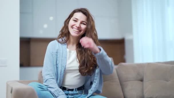 Engraçado Menina Estudante Feliz Falando Vídeo Chamando Amigo Distante Conversando — Vídeo de Stock