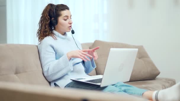 Online Distance Learning Woman Freelancer Home Communicates Internet Teacher Explains — Stock Video