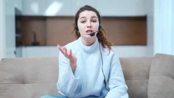 Portret Positieve Vrouw Zitten Bank Dragen Headset Starten Video Conferentie — Stockvideo