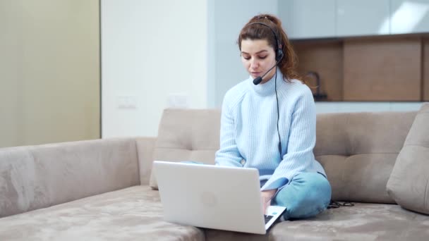 Online Distance Learning Woman Freelancer Home Communicates Internet Teacher Explains — Stock Video