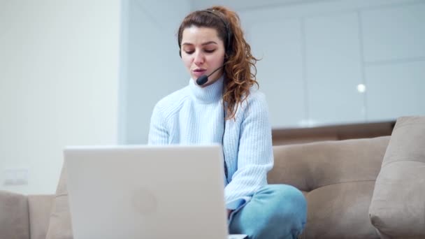 Online Distance Learning Woman Freelancer Home Communicates Internet Teacher Explains — Stock Video