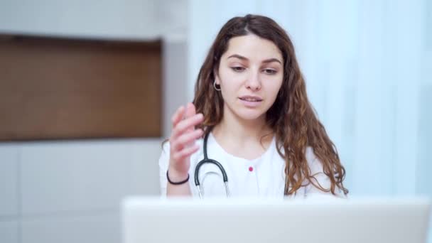 Mujer Médico Hablando Con Cliente Mediante Chat Virtual Aplicación Informática — Vídeos de Stock