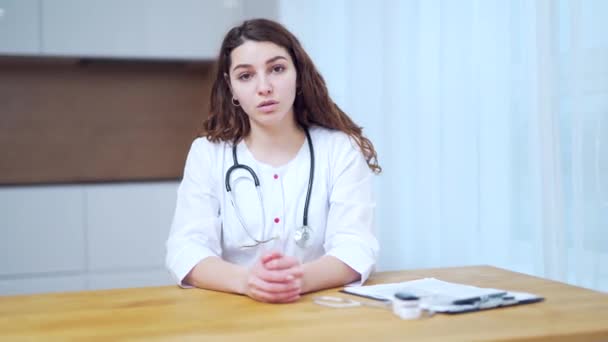 Medico Professionista Femminile Che Parla Guardando Telecamera Fare Videochiamate Conferenza — Video Stock