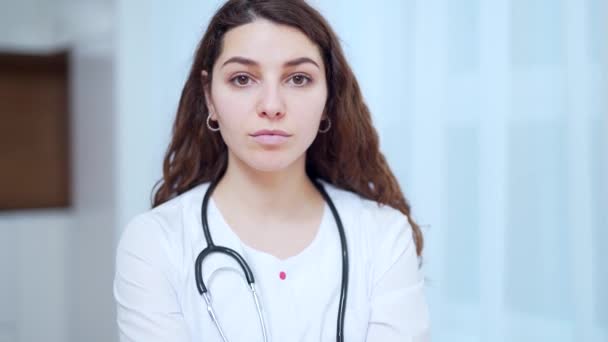 Zavřít Portrét Usmívající Dospělá Doktorka Bílém Lékařském Kabátě Stetoskopu Nemocnici — Stock video