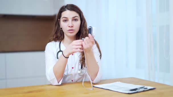 Sanitariuszka Rozmawia Kamerą Konsultacja Internetowa Lekarzem Rodzinnym Telemedycyna Wyjaśnia Urządzenie — Wideo stockowe