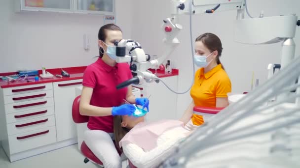 Une Dentiste Avec Assistante Traite Les Dents Microscope Dans Une — Video