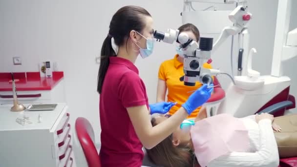 Zubařka Asistentkou Léčí Zuby Pomocí Mikroskopu Moderní Zubní Klinice Detailní — Stock video