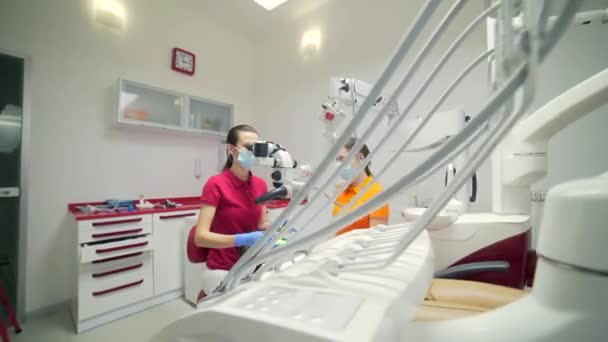 Женщина Дантист Ассистентом Лечит Зубы Помощью Микроскопа Современной Стоматологической Клинике — стоковое видео