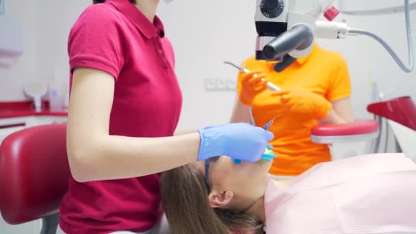 Une Dentiste Avec Assistante Traite Les Dents Microscope Dans Une — Video