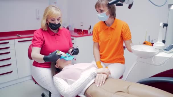 Une Dentiste Expérimentée Chevronnée Remplit Canal Équipement Moderne Dans Une — Video