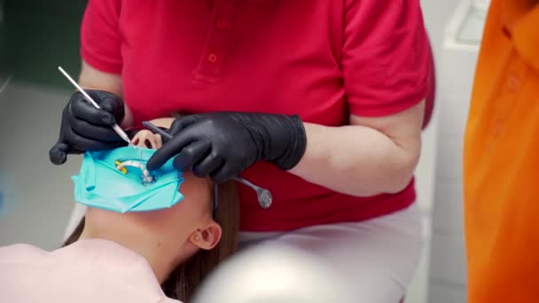 Κοντινό Πλάνο Μιας Γυναίκας Οδοντίατρος Εξετάζει Δόντια Μιας Νεαρής Γυναίκας — Αρχείο Βίντεο