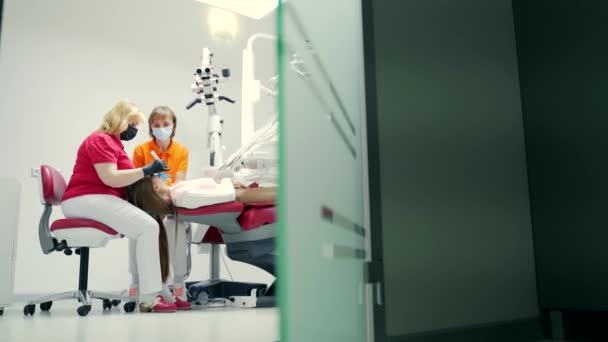Kıdemli Kadın Dişçi Bir Diş Kliniğinde Kanalı Modern Ekipmanlarla Dolduruyor — Stok video