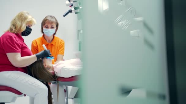 Una Dentista Anziana Esperta Riempie Canale Attrezzature Moderne Una Clinica — Video Stock