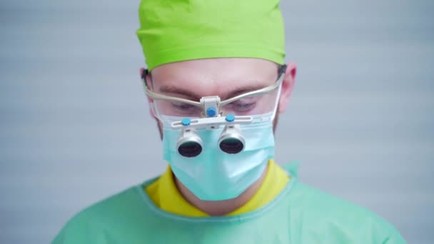 얼굴에 모자를 마스크를 잘생긴 소아과 의사의 초상화를 가까이서 사람이 병원이나 — 비디오