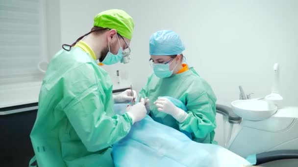 Équipe Chirurgiens Dentaires Effectue Une Chirurgie Des Dents Dans Une — Video