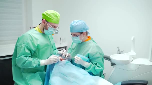 Zespół Chirurgów Stomatologicznych Wykonuje Operacje Zębów Nowoczesnej Klinice Młody Dentysta — Wideo stockowe