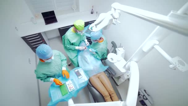 Zespół Chirurgów Stomatologicznych Wykonuje Operacje Zębów Nowoczesnej Klinice Młody Dentysta — Wideo stockowe