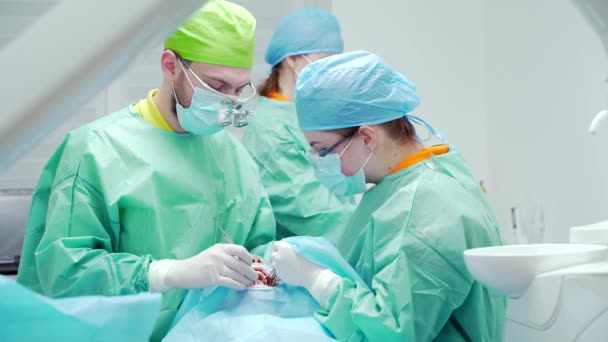 Equipo Cirujanos Dentales Realiza Cirugía Los Dientes Una Clínica Moderna — Vídeos de Stock