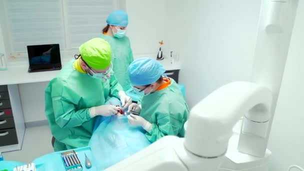 Équipe Chirurgiens Dentaires Effectue Une Chirurgie Des Dents Dans Une — Video