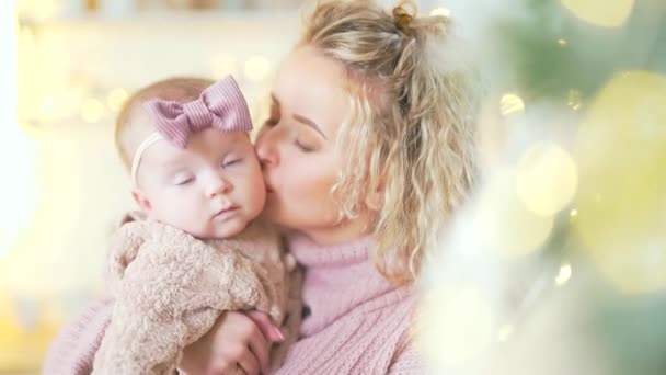 Acercamiento Retrato Una Joven Bonita Madre Rizada Con Una Niña — Vídeo de stock