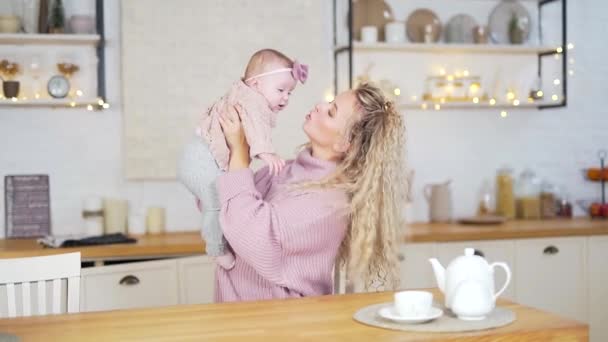Feliz Madre Jugando Con Pequeña Hija Cocina Casa Mamá Levanta — Vídeo de stock