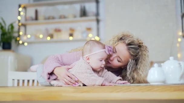 Matka Hraje Dítětem Kuchyni Stolu Nádobím Máma Teplém Pleteném Svetru — Stock video