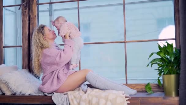 Boldog Anya Aranyos Kisgyermek Leány Nevetés Szórakoztató Ablak Télen Meleg — Stock videók