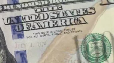 100 dolarlık stop motion animasyon ve rotasyon. Yüz Amerikan Doları makrosu, yakın çekim. 100 dolarlık para geçmişi. Amerikan doları nakit. Amerika Birleşik Devletleri parası hızla banknotu taşıyor 