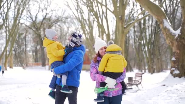 Gelukkige Jonge Familie Met Kleine Kinderen Hun Gemak Gelukkig Voelen — Stockvideo