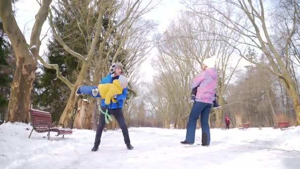 Gelukkige Jonge Familie Met Kleine Kinderen Hun Gemak Gelukkig Voelen — Stockvideo