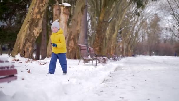 Szczęśliwe Dziecko Bawiące Się Śniegiem Zimowy Dzień Zabawny Chłopczyk Śmiejący — Wideo stockowe