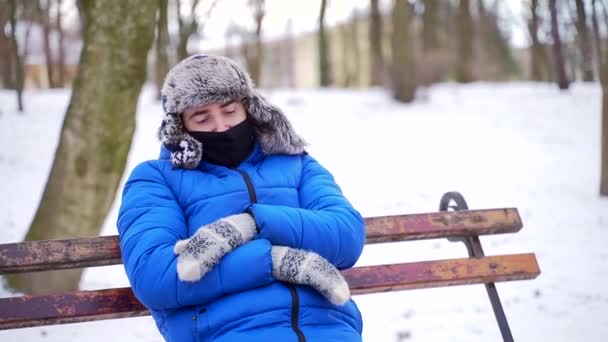 Portret Zmęczonego Młodzieńca Siedzącego Ławce Zamknął Oczy Chłodną Zimową Pogodę — Wideo stockowe