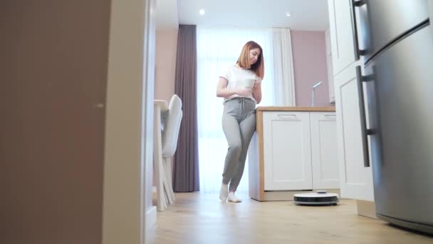 Kobieta Lubi Odkurzacz Robotów Młoda Samica Odpoczywa Podczas Sprzątania Domu — Wideo stockowe