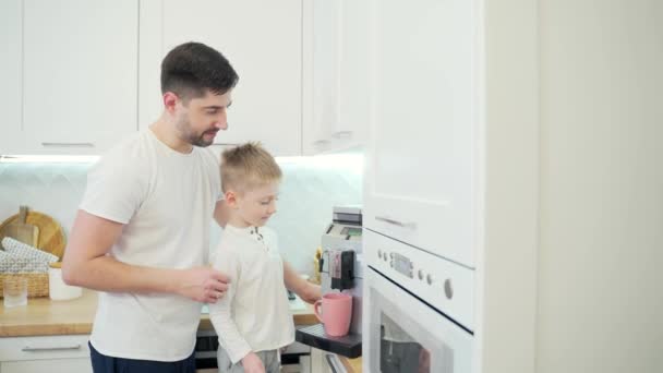 Vader Zoon Zetten Morgens Koffie Keuken Papa Bereidt Samen Met — Stockvideo
