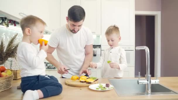 Der Fröhliche Vater Mit Zwei Kleinen Kindern Bereitet Der Modernen — Stockvideo