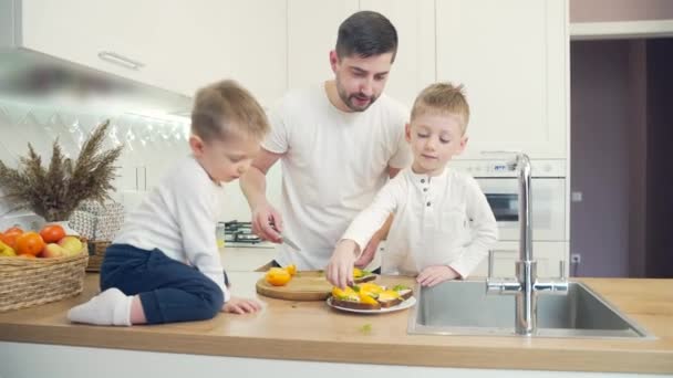 Der Fröhliche Vater Mit Zwei Kleinen Kindern Bereitet Der Modernen — Stockvideo