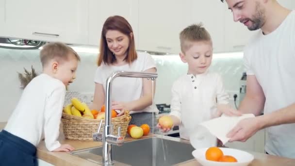 Ung Familj Med Små Barn Det Moderna Vita Köket Två — Stockvideo