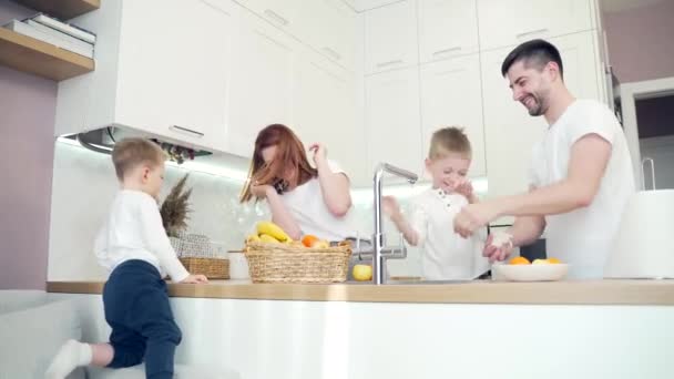 Jong Gezin Met Kleine Kinderen Moderne Witte Keuken Twee Kleine — Stockvideo