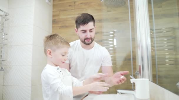 Vader Zoon Wassen Zich Morgens Badkamer Kleine Vrolijke Jongen Wast — Stockvideo