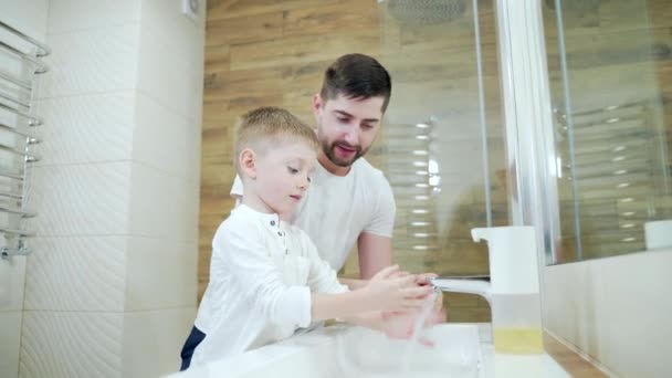 Ojciec Syn Myją Się Rano Łazience Mały Wesoły Chłopiec Dokładnie — Wideo stockowe