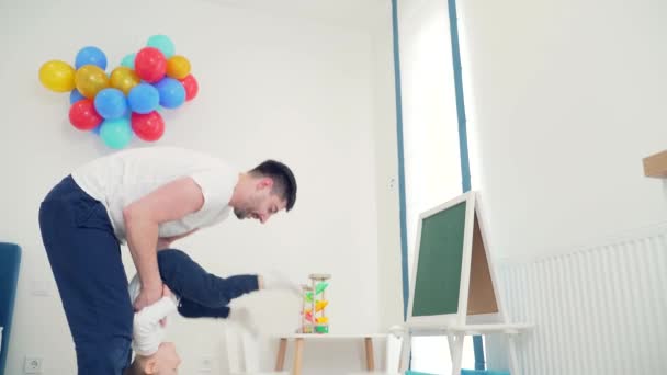Lustiger Und Fröhlicher Junger Vater Der Mit Seinem Sohn Kinderzimmer — Stockvideo