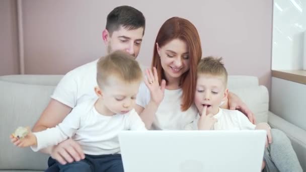 Jovem Feliz Pai Família Mãe Com Crianças Pequenas Comunica Line — Vídeo de Stock