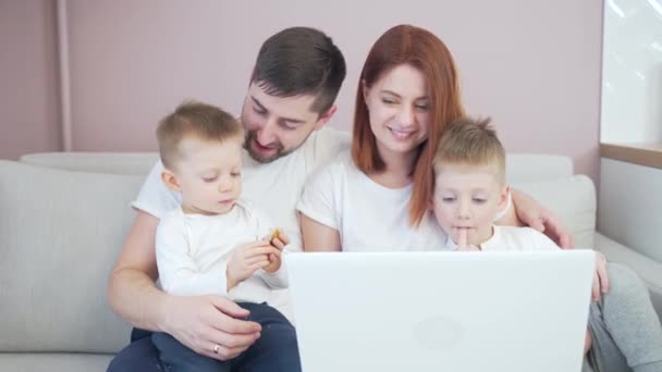 Familia Feliz Con Dos Hijos Sentarse Sofá Ver Videos Hablar — Vídeos de Stock