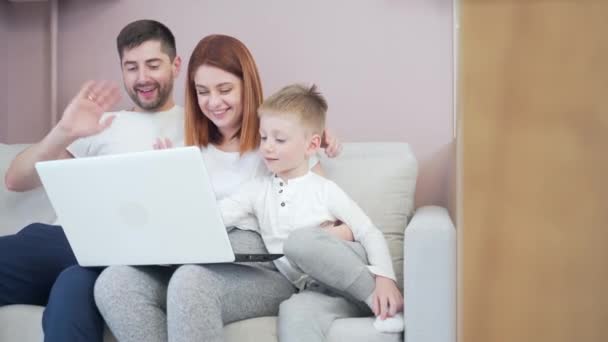 Fiatal Boldog Család Apa Anya Kisgyerekekkel Kommunikál Online Laptop Távolról — Stock videók
