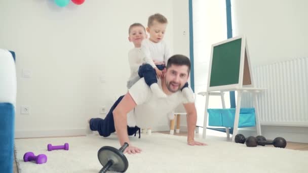 Ein Aufmerksamer Vater Und Lustige Kleine Jungen Die Hause Sport — Stockvideo