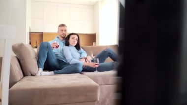 Neşeli genç bir çift, erkek arkadaş ve kız arkadaş kanepede oturup şarap içiyor. Aile babası erkek ve kadın birlikte vakit geçiriyorlar. Yeni dairede televizyon izleyerek eğleniyorlar.