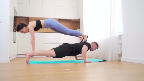 Dva Mladí Lidé Provádějí Fyzická Cvičení Kliky Podlahy Mladý Manželský — Stock video
