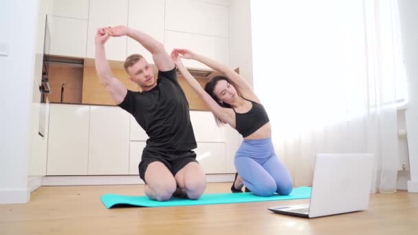 Genç Dizüstü Bilgisayarın Önünde Yerde Otururken Internetten Esneyerek Fiziksel Egzersiz — Stok video
