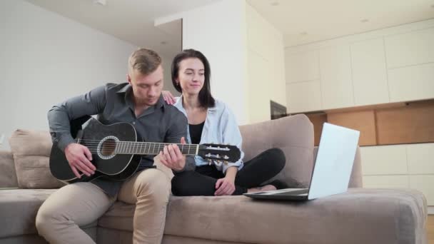 Jong Stel Leren Online Gitaar Spelen Terwijl Thuis Zitten Bank — Stockvideo