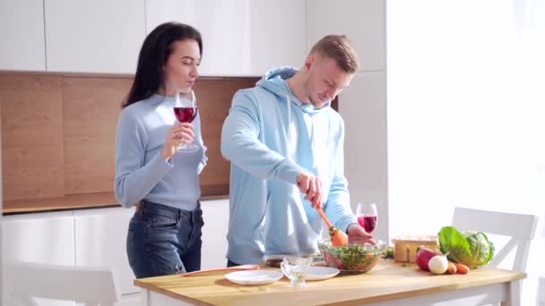 Liebevolles Junges Ehepaar Das Hause Der Modernen Küche Gemeinsam Gesundes — Stockvideo